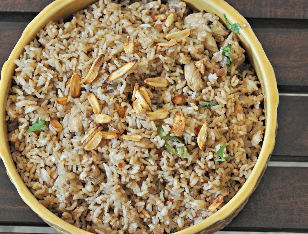 बर्न्ट गार्लिक चिकन फ्राइड राइस रेसिपी - Burnt Garlic Chicken Fried Rice Recipe