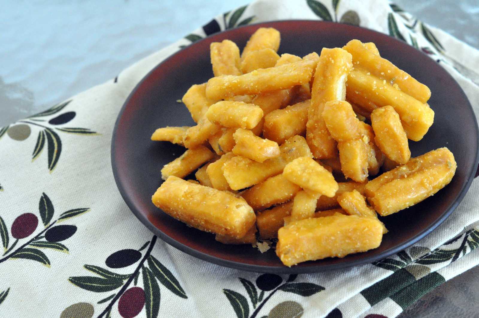 Gur Paare Recipe (A traditional Punjabi Wedding Sweet) Gur Paare Recipe (A traditional Punjabi Wedding Sweet)