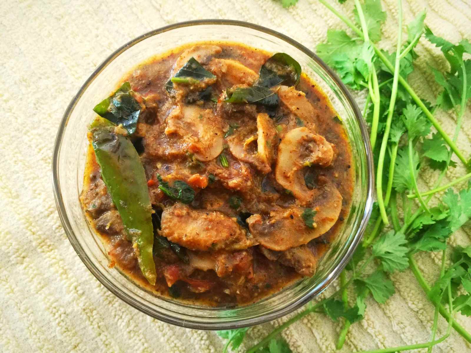 चेटिनाड स्टाइल काली मिर्च मशरुम रेसिपी - Chettinad Style Pepper Mushroom (Recipe In Hindi)