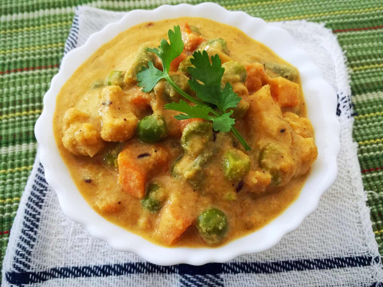 नवाबी मिक्स्ड वेजिटेबल रेसिपी - Nawabi Mixed Vegetable Gravy (Recipe In Hindi)