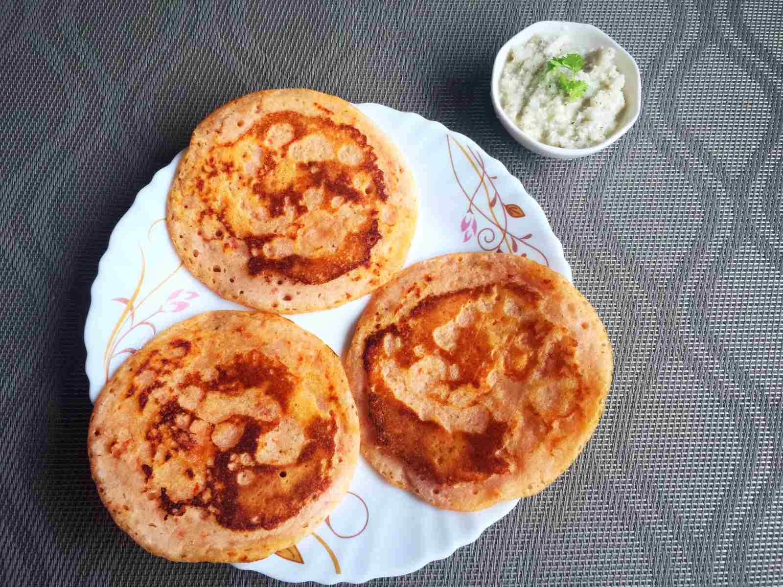 Spicy Tomato Uttapam With Garlic Recipe