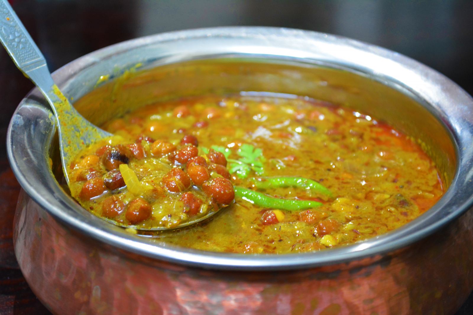 हिमाचली खट्टा रेसिपी - Tangy Black Chickpea Curry (Recipe In Hindi)