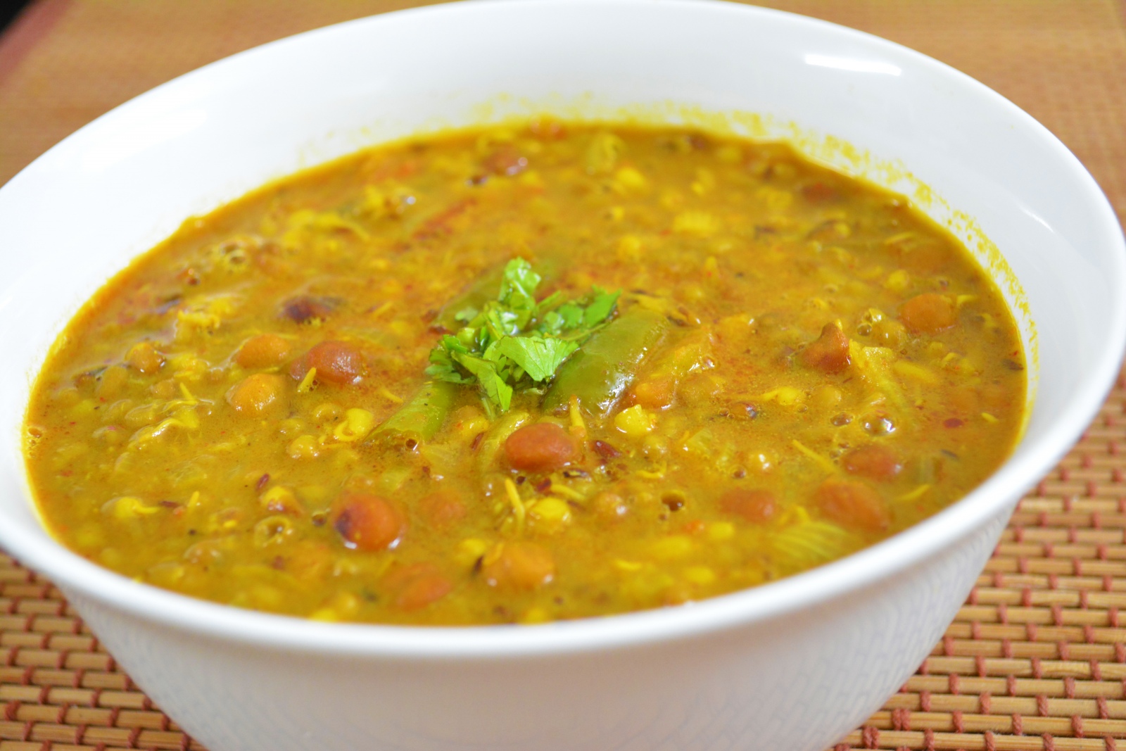 अंकुरित दालो की सब्ज़ी रेसिपी - Mixed Sprouts Sabzi (Recipe In Hindi)