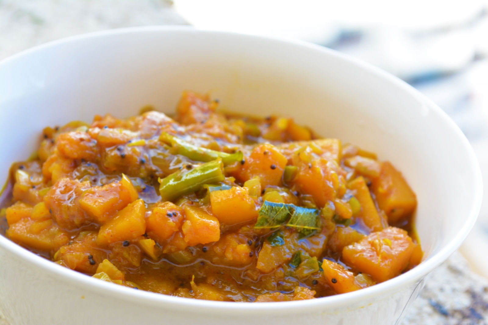 खट्टी कद्दू की सब्ज़ी रेसिपी - Tangy Tamarind Pumpkin Curry (Recipe In Hindi)