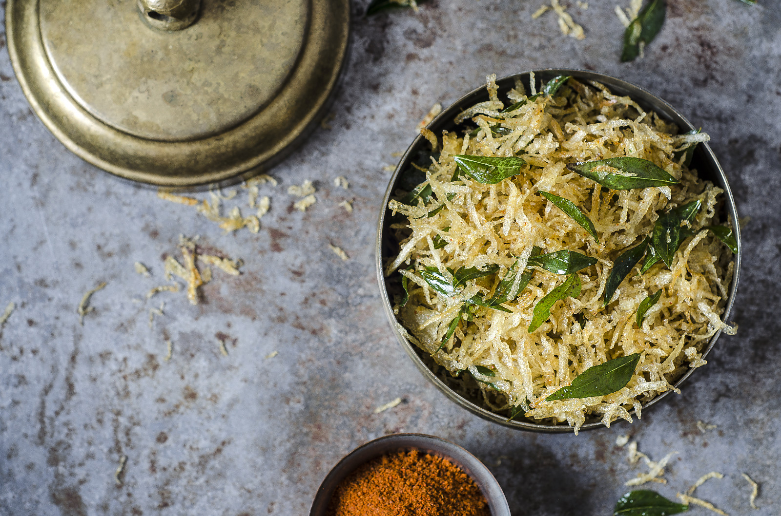 झूरे झूरे आलू भाजा रेसिपी - Jhure Jhure Aloo Bhaja Recipe
