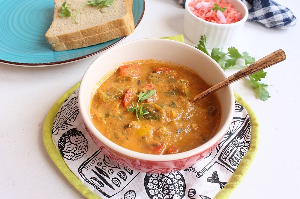 शिमला मिर्च करी रेसिपी - Capsicum Curry (Recipe In Hindi)