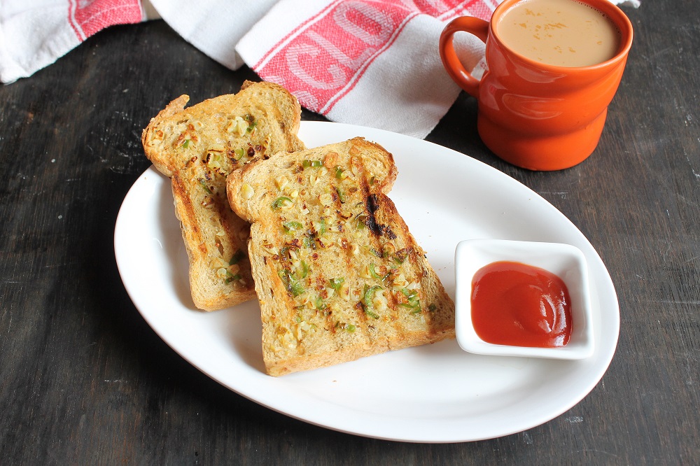 चिल्ली गार्लिक टोस्ट रेसिपी - Chilli Garlic Toast (Recipe In Hindi)