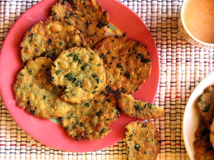 Palak Puri Recipe (Crispy Spinach Puri Snack)