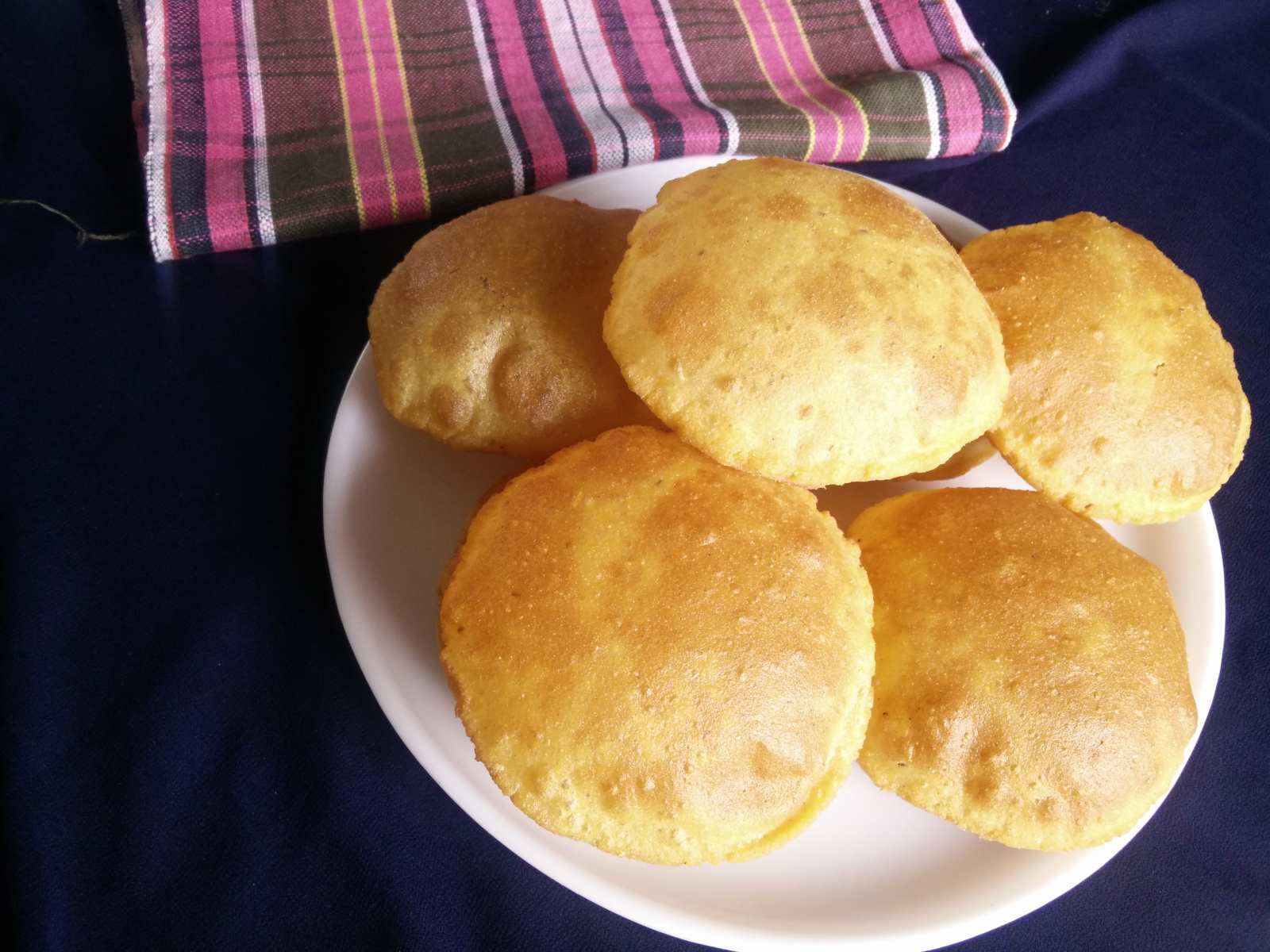 Makki Ki Puri Recipe (Maize Flour Fried Indian Bread)