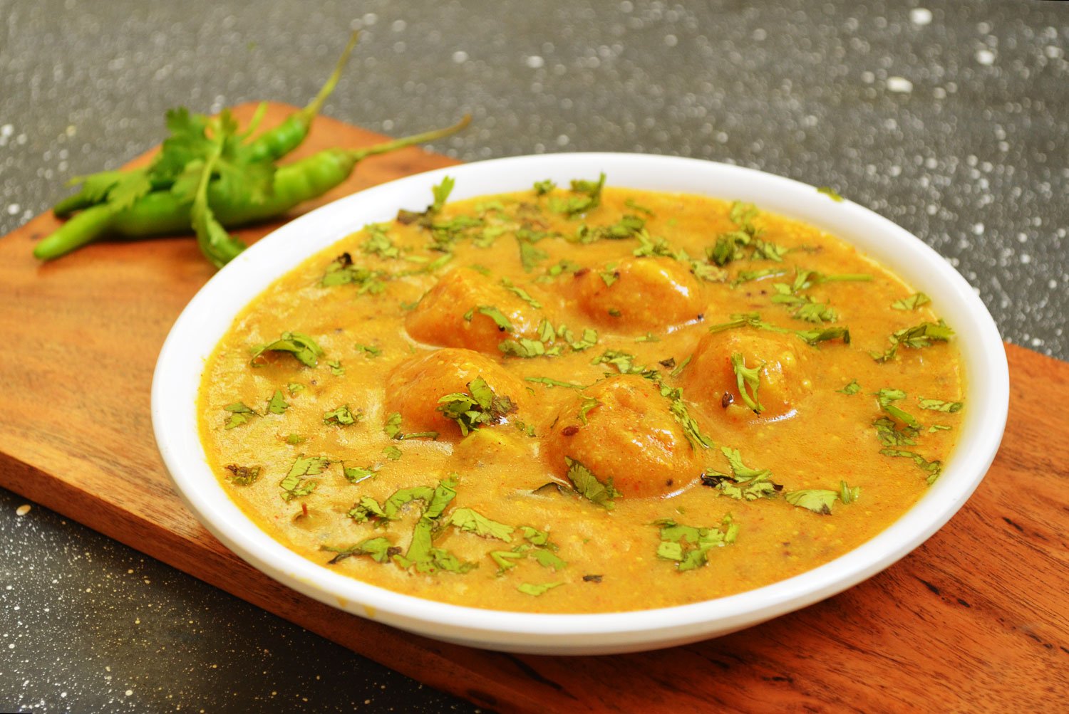 Maharashtrian Golyachi Amti Recipe (Besan Balls In Tamarind Based Spicy Gravy)