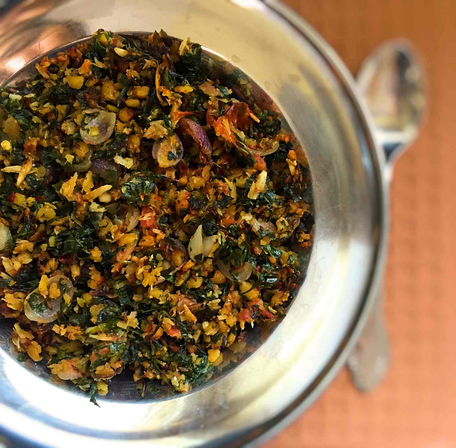 मूली के पत्तो का पोरियल रेसिपी - South Indian Style Radish Greens Stir Fry (Recipe In Hindi)