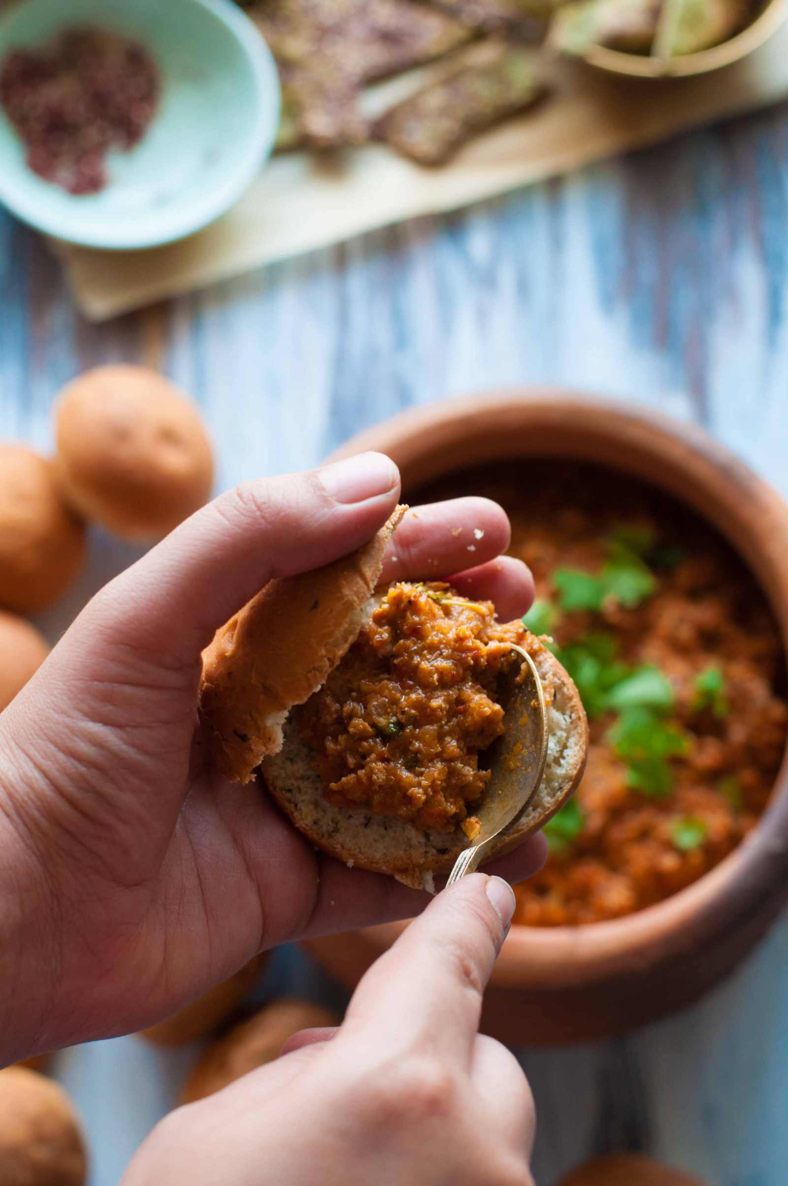 चिकन कीमा स्लाइडर्स रेसिपी - Indian Chicken Keema Sliders Recipe