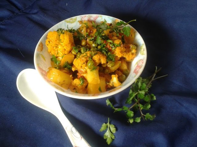 आलू गोभी मटर की सब्ज़ी रेसिपी - Aloo Gobhi Matar Ki Sabzi (Recipe In Hindi)