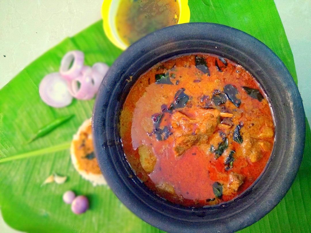 Attirachi Kuzhambu Recipe - Spicy Mutton Gravy 