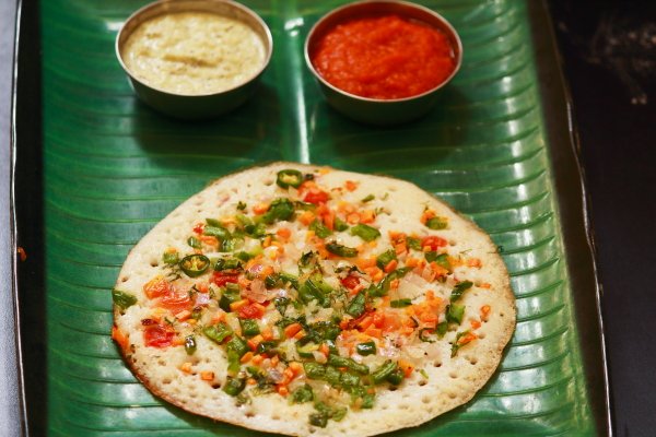 वेजिटेबल उत्तपम रेसिपी - Vegetable Uttapam (Recipe In Hindi)