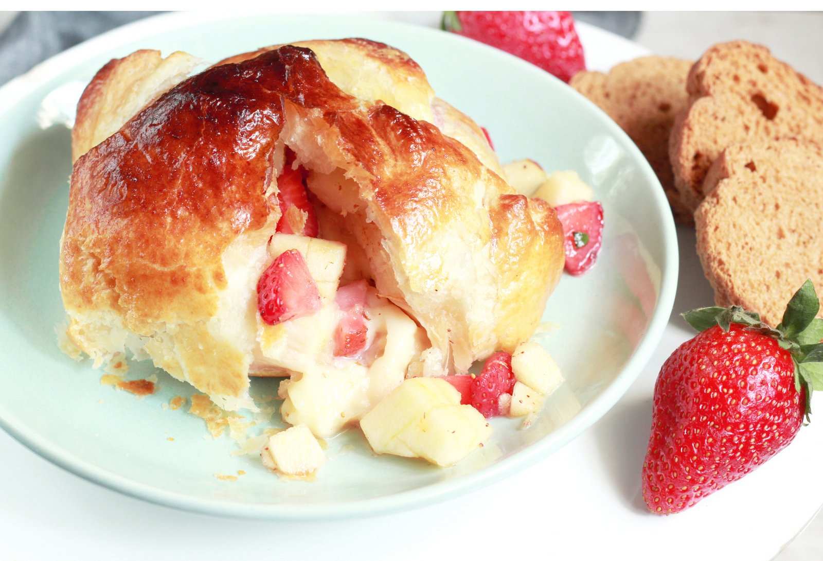 Baked Brie In Puff Pastry With Fruits Recipe