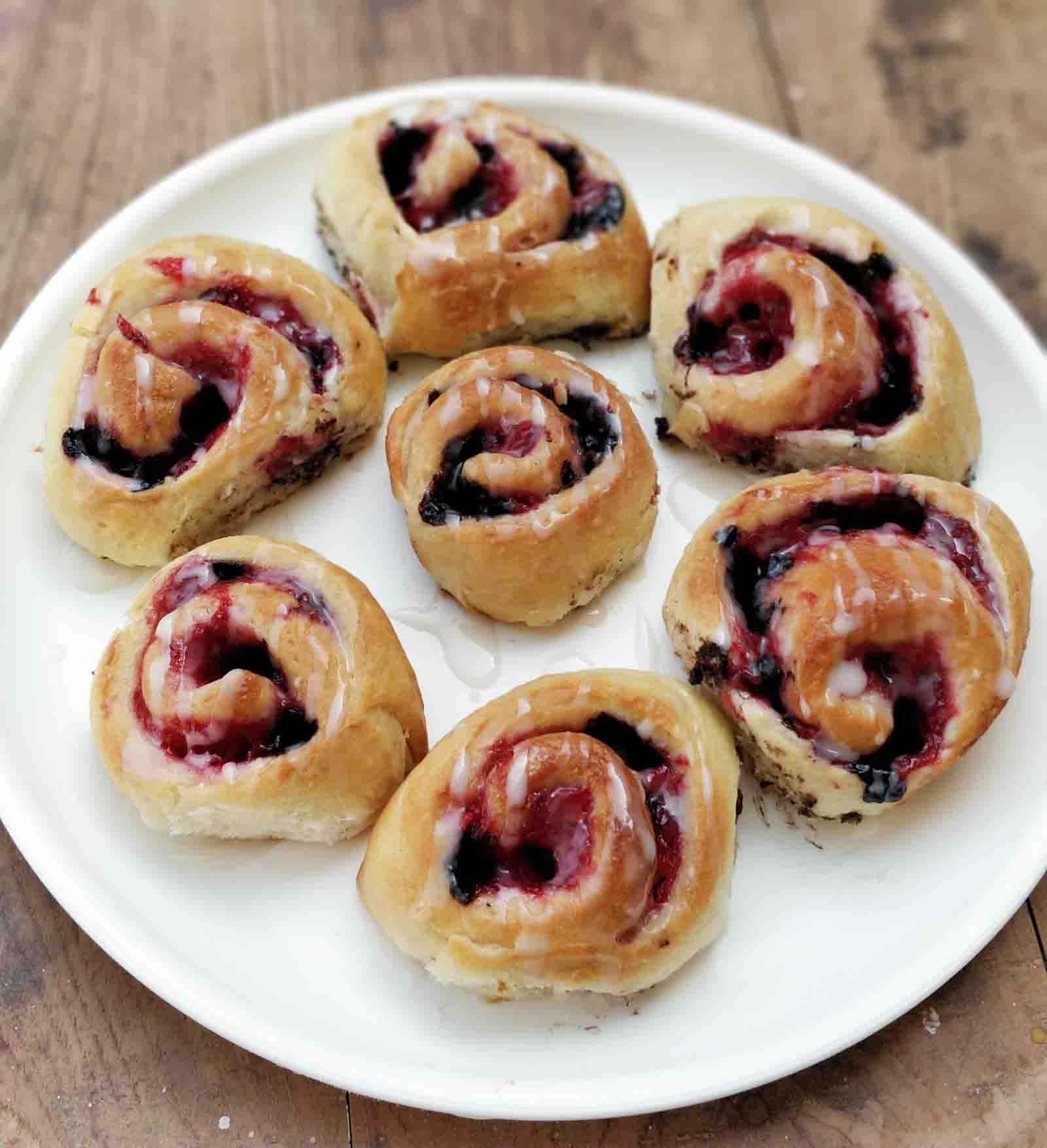 Strawberry & Chocolate Rolls Recipe With Vanilla Glaze Strawberry & Chocolate Rolls Recipe With Vanilla Glaze
