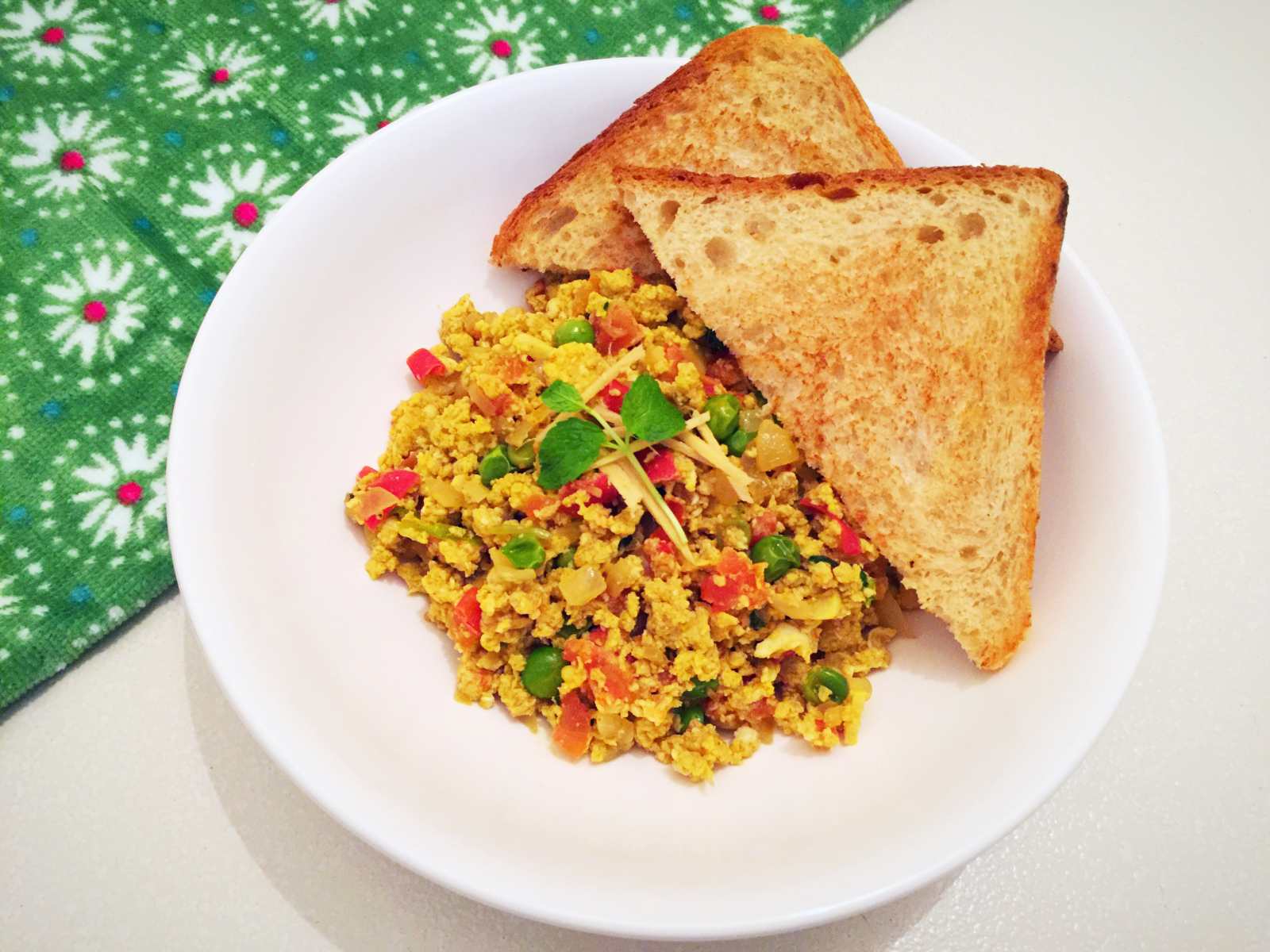 अकुरी हरे मटर के साथ रेसिपी - Parsi Style Scrambled Eggs with Green Peas (Recipe In Hindi)