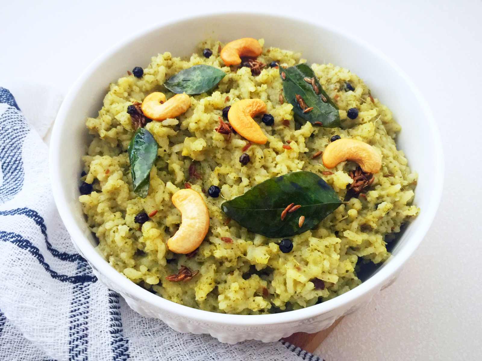 Pudina Khara Pongal Recipe (Rice and Lentils Cooked With Mint Leaves & Mild Spices)