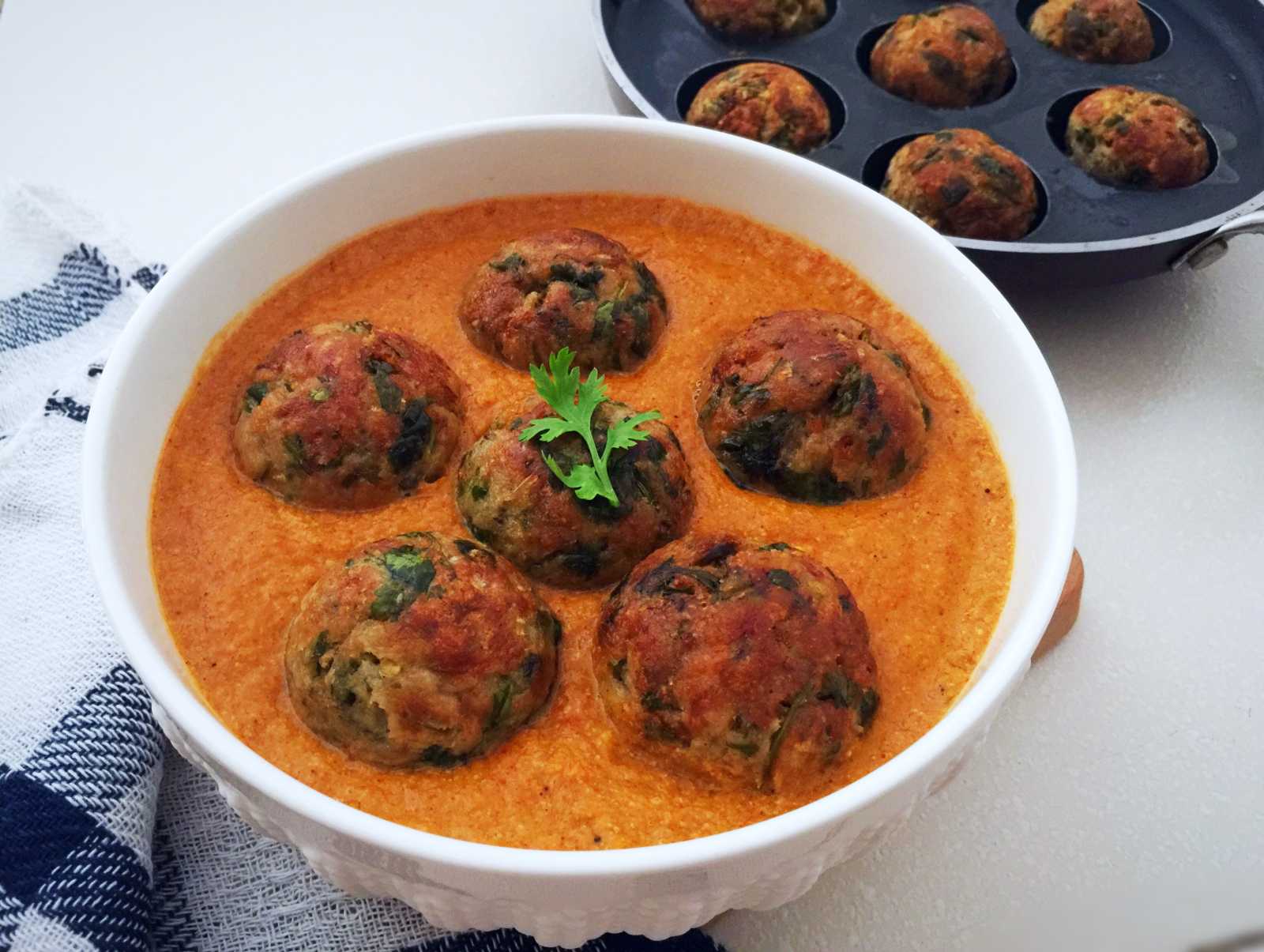 Mooli Aur Kaccha Kela Kofta Recipe (Grated Radish And Raw Banana Dumplings In Gravy)