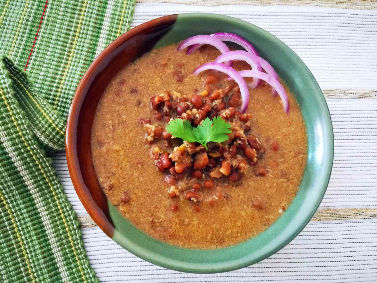 Perum Payaru Theeyal Recipe (Kerala Style Black Eyed Bean Curry) Perum Payaru Theeyal Recipe (Kerala Style Black Eyed Bean Curry)