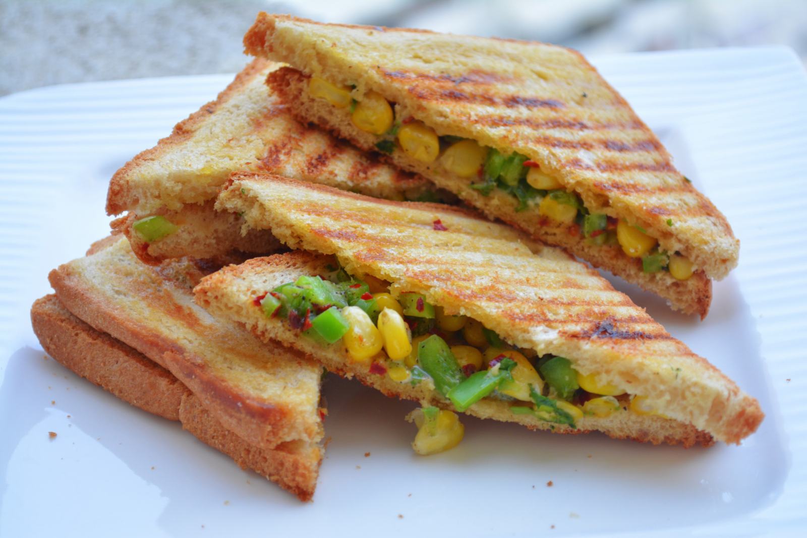 कॉर्न शिमला मिर्च सैंडविच रेसिपी - Corn And Capsicum Sandwich Recipe