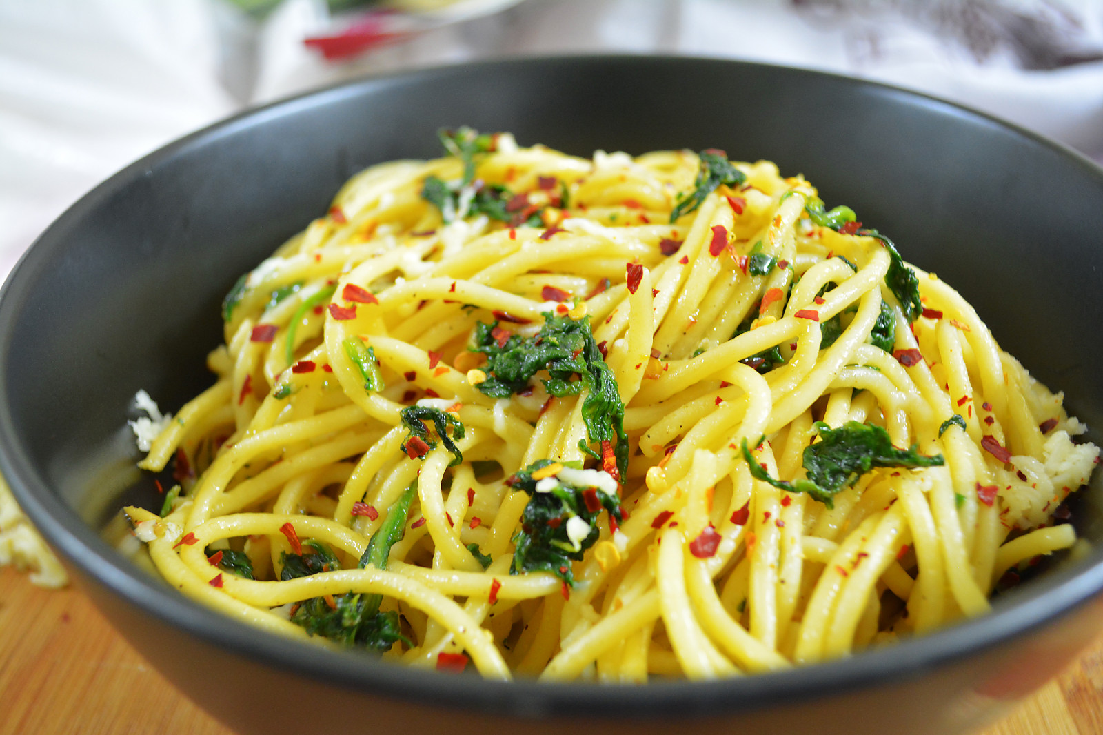 Zesty Spaghetti Aglio E Olio with Lemon and Spinach: A Fresh Twist on a Classic Italian Recipe Zesty Spaghetti Aglio E Olio with Lemon and Spinach: A Fresh Twist on a Classic Italian Recipe