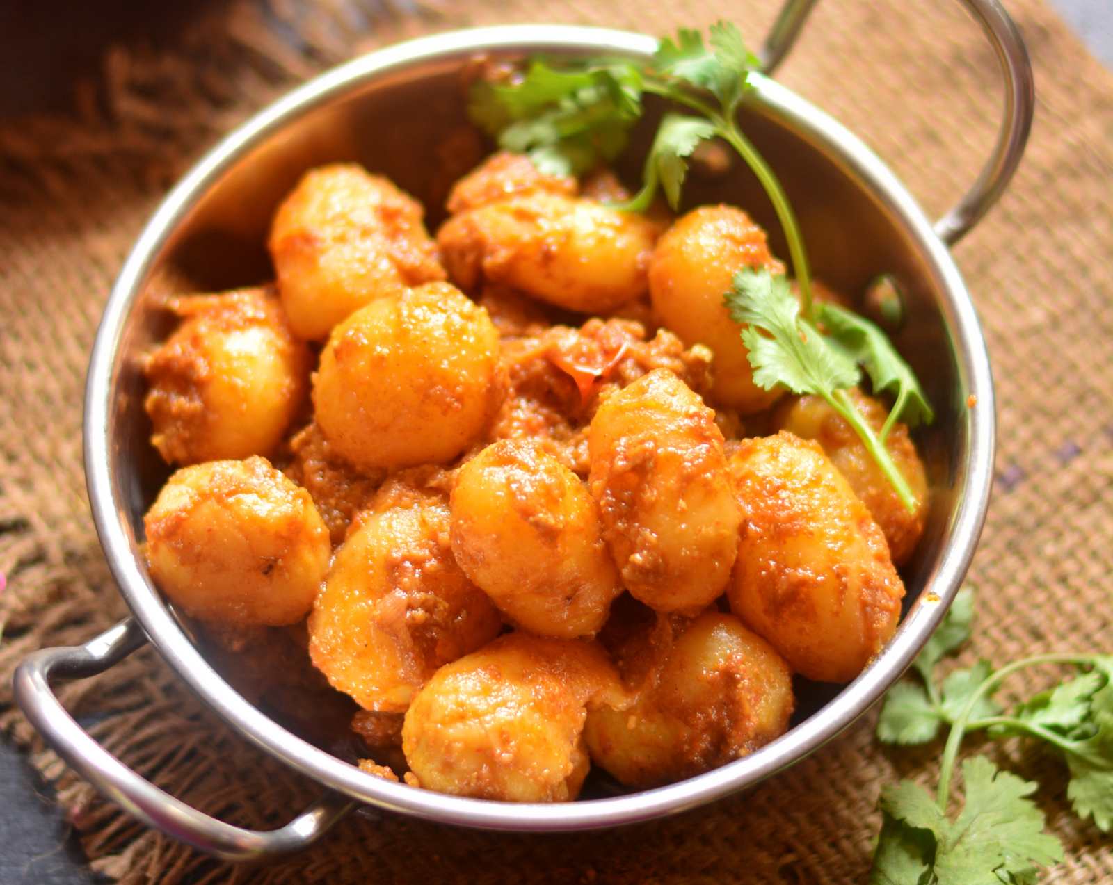 Gujarati Lasaniya Batata Recipe - Garlic Potato Curry