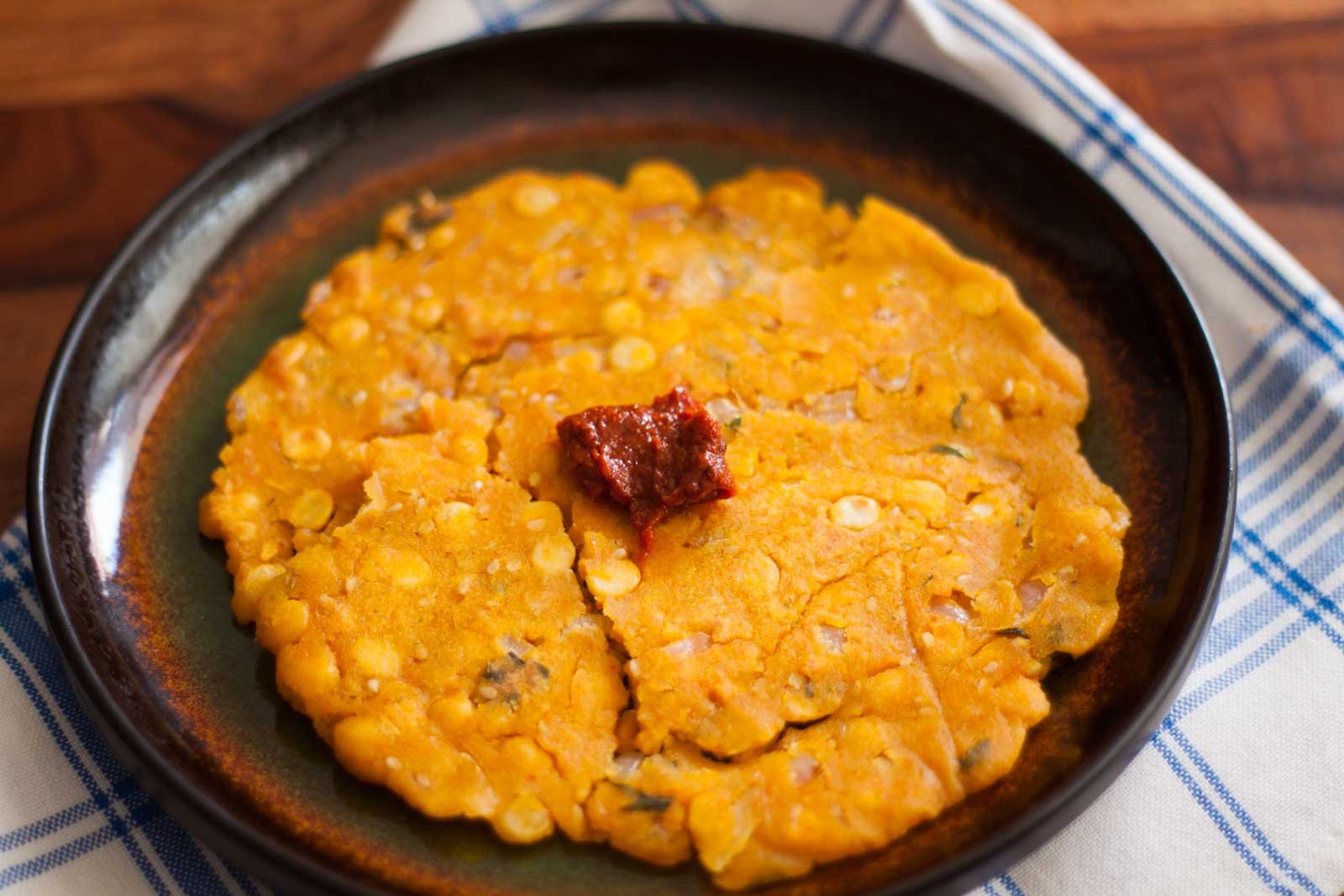 Andhra Style Sarva Pindi/Gine Pindi Recipe (Rice Flour and Chana Dal Flatbread Recipe) 
