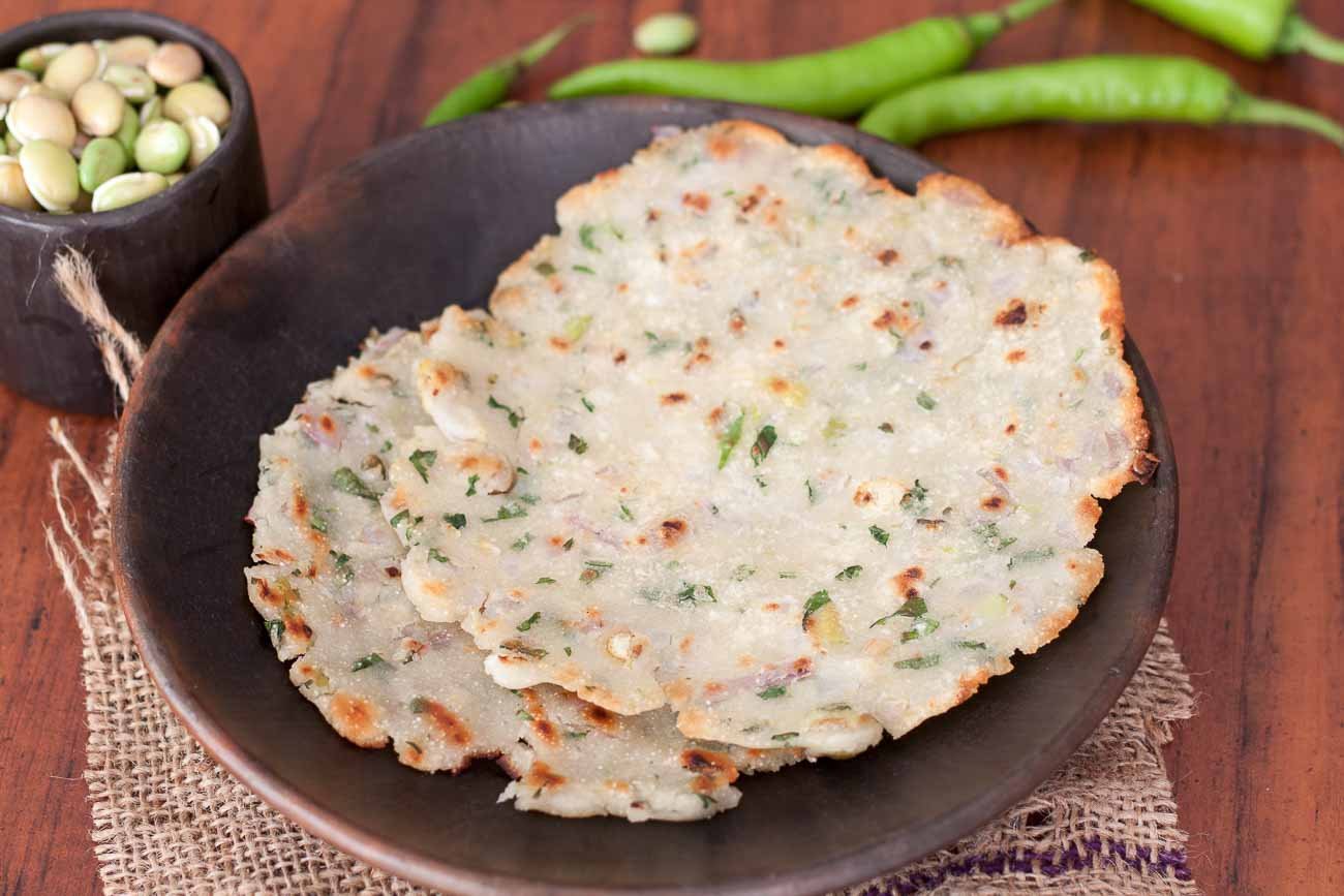 Karnataka Style Avarekalu Akki Rotti Recipe 