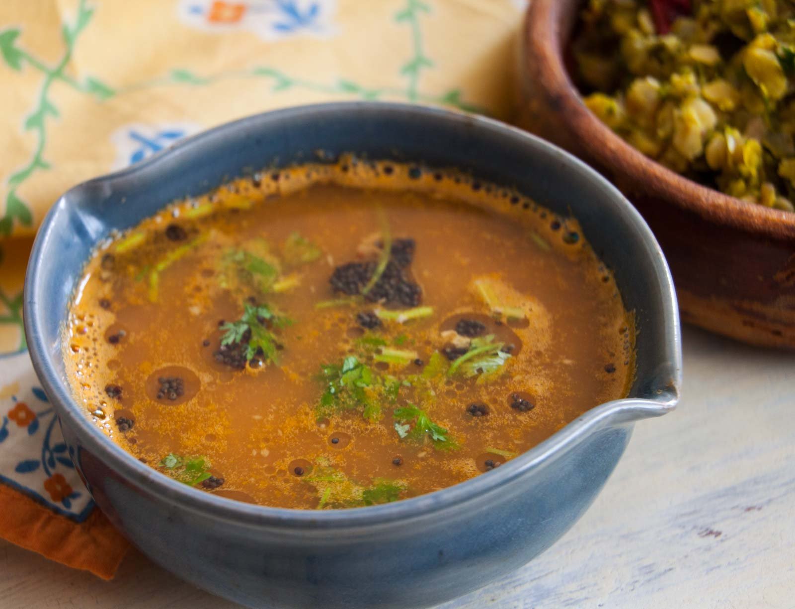 कर्नाटक स्टाइल बसारू रेसिपी – सोआ के स्वाद वाला नारियल रसम