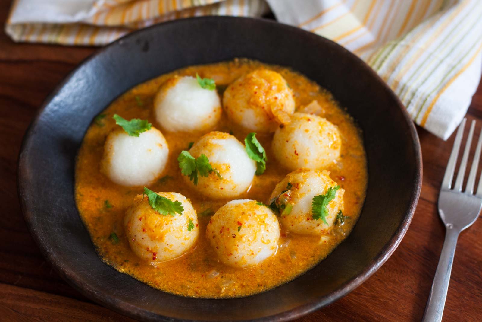 Mangalorean style Basale Pundi Recipe (Steamed rice dumpling in Onion Gravy)