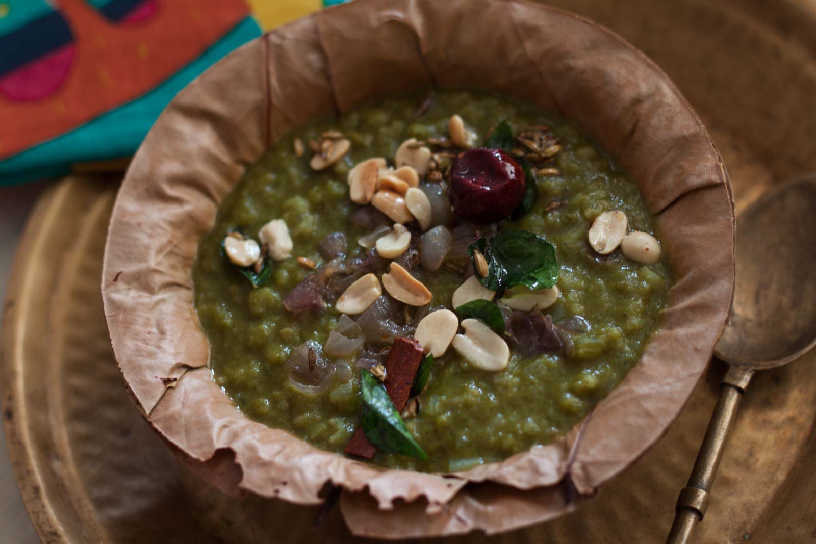 पालक खिचड़ी रेसिपी - Palak Khichdi With Brown Rice And Toasted Peanuts (Recipe In Hindi)