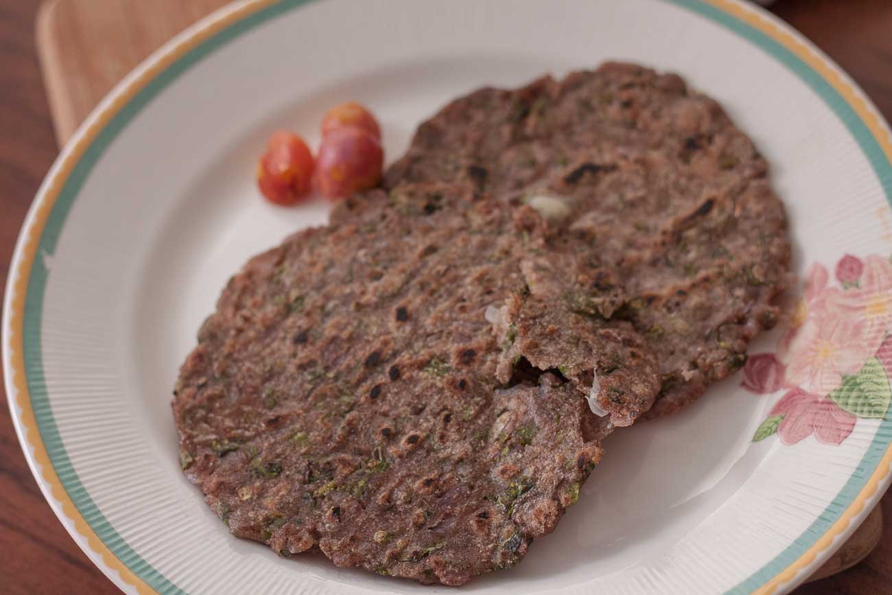 Sindhi Style Doda Recipe (Spring Onion Rice Flour Flat Bread Recipe)