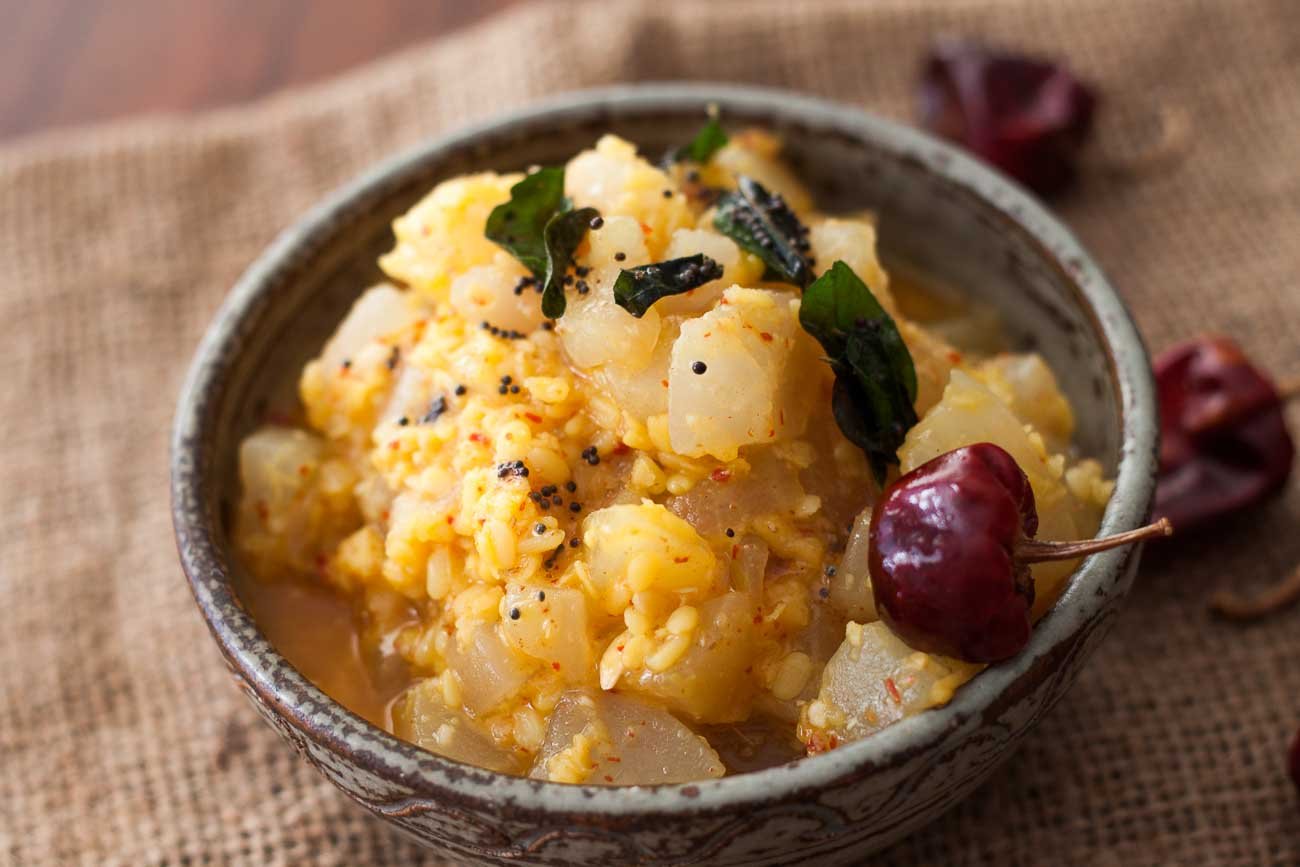 South Indian Style Sorakkai Kootu Recipe - Bottle Gourd Cooked with Lentils South Indian Style Sorakkai Kootu Recipe - Bottle Gourd Cooked with Lentils