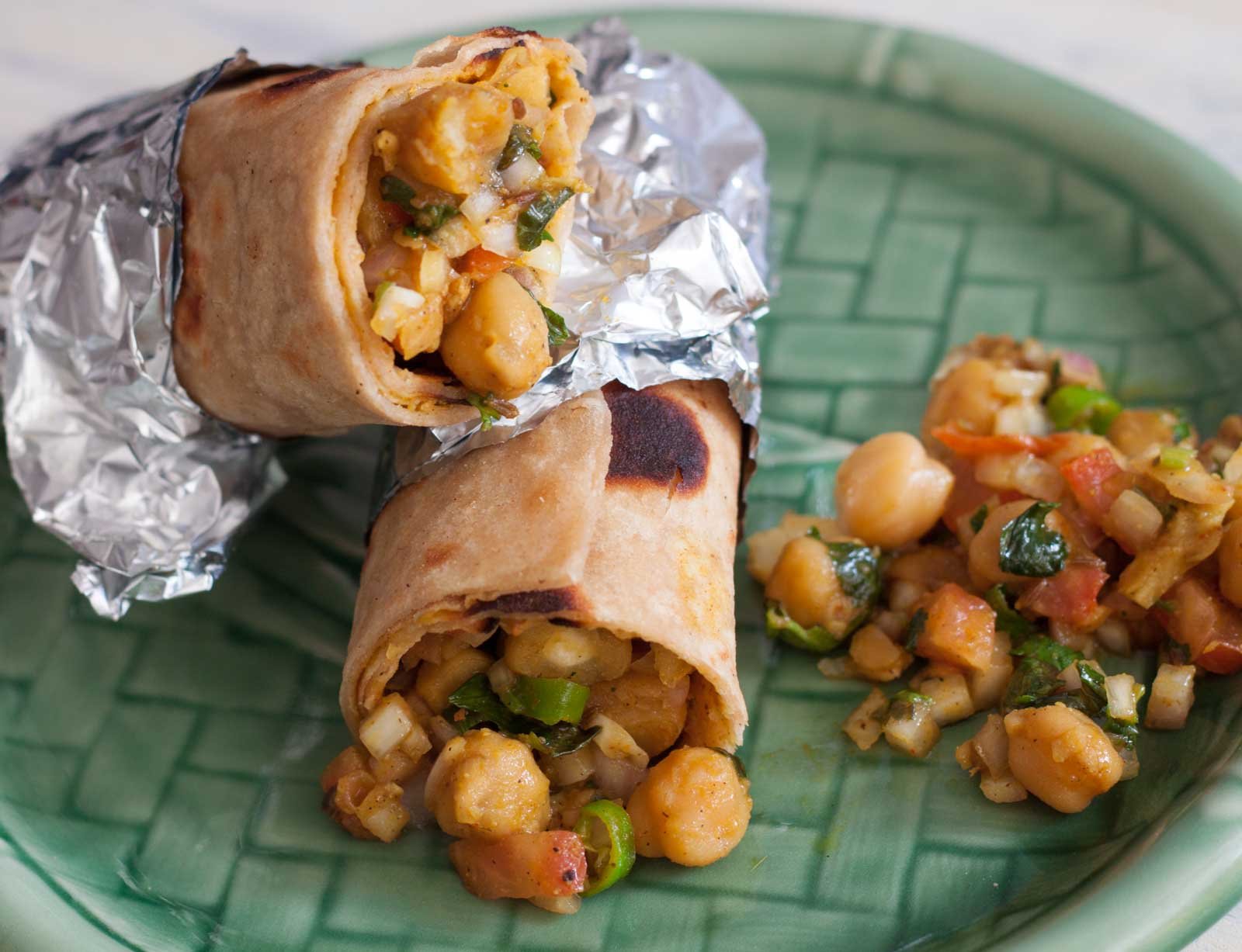 चना चाट रोल रेसिपी - Spicy Chana Chaat Frankie Recipe चना चाट रोल रेसिपी - Spicy Chana Chaat Frankie Recipe