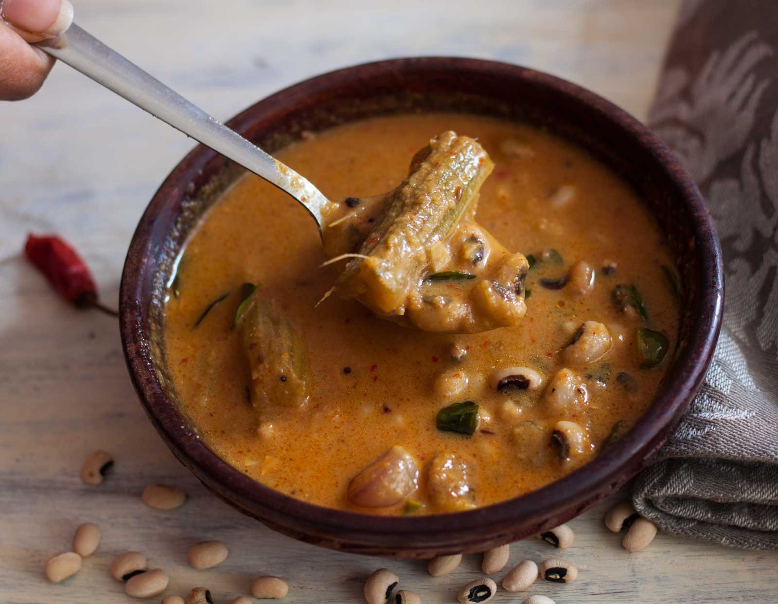 Tamil Nadu Style Karamani Murungakkai Kuzhambu Recipe-Black eyed Beans & Drumstick Curry 