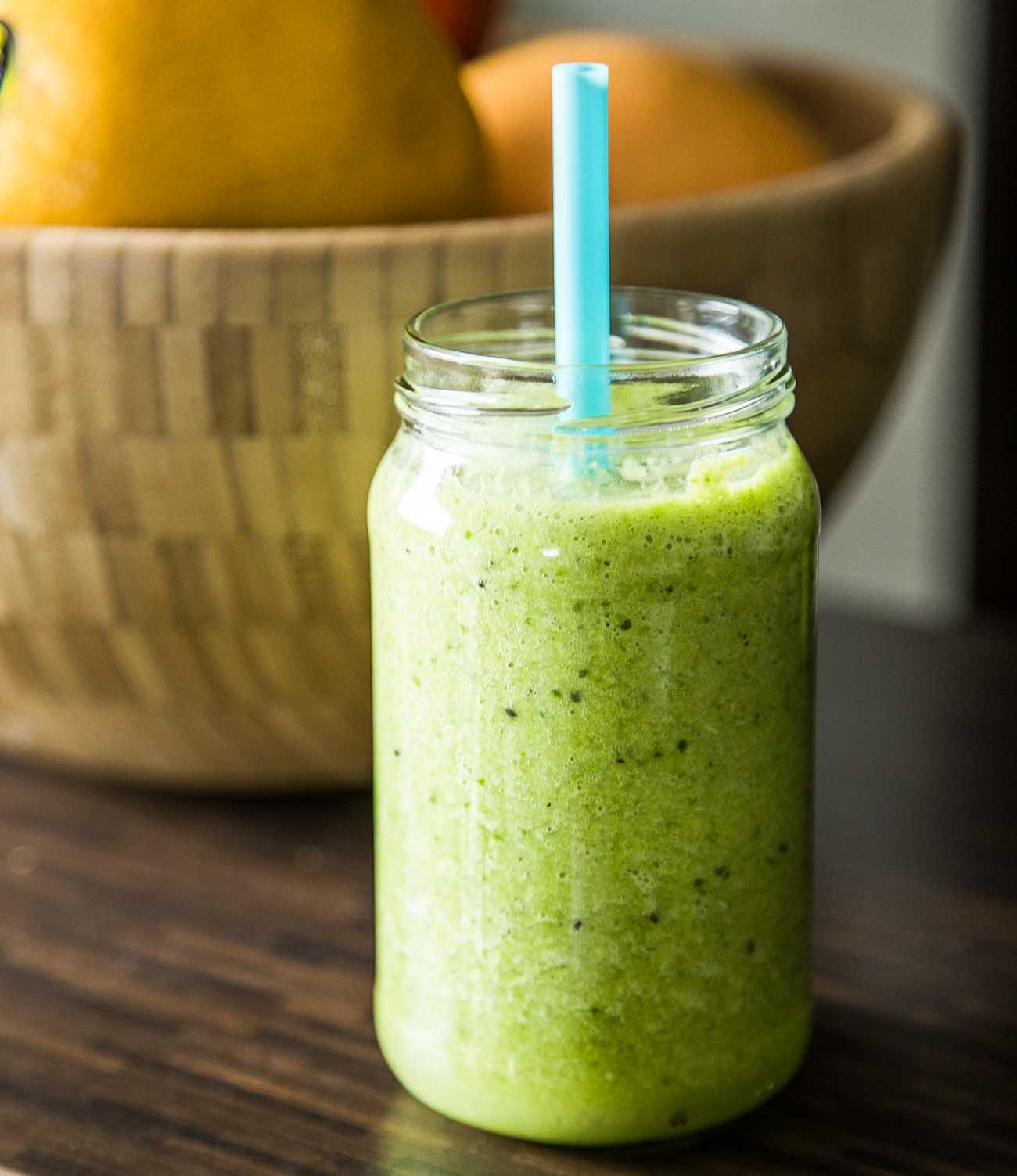 Super Food Green Smoothie Recipe With Greek Yogurt Papaya Spirulina & Wheat Grass