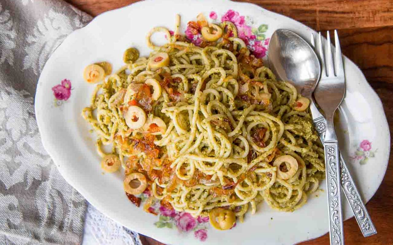 Spaghetti in Green Olive Pesto Sauce Recipe Italian Dinner 1 thumbnail 1280x800