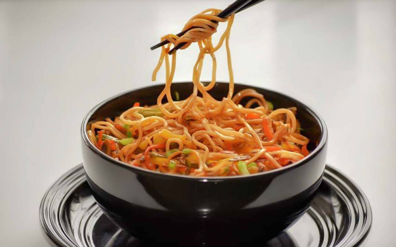 Vegetable Hakka Chowmein Noodles Archanas Kitchen 1 thumbnail 1280x800