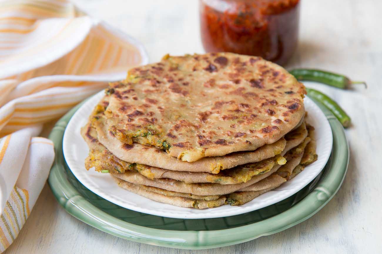 पंजाबी आलू पराठा रेसिपी - Spiced Indian Potato Flatbread (Recipe In Hindi)