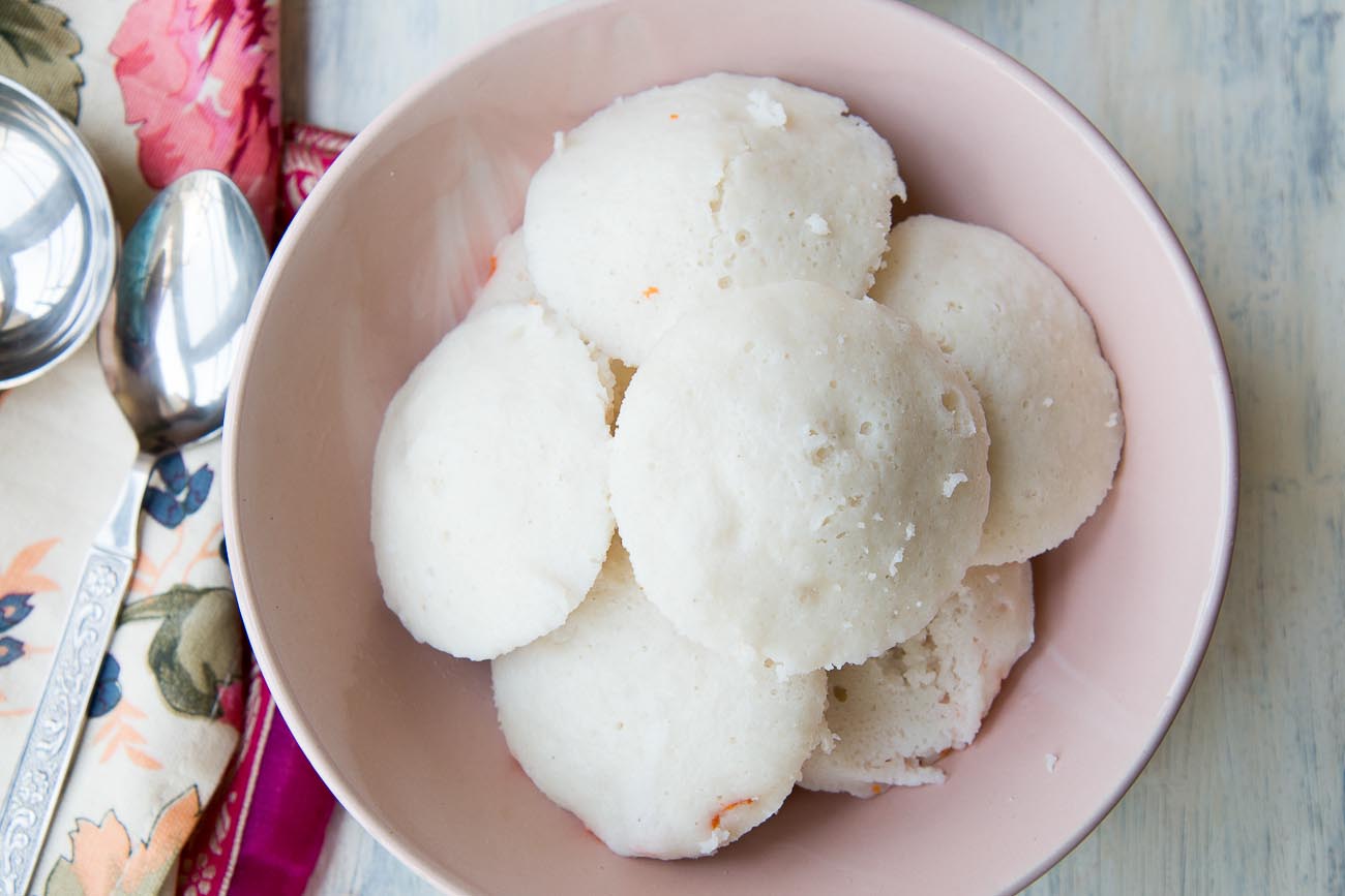इडली रेसिपी - Homemade Soft Idli (Recipe In Hindi)