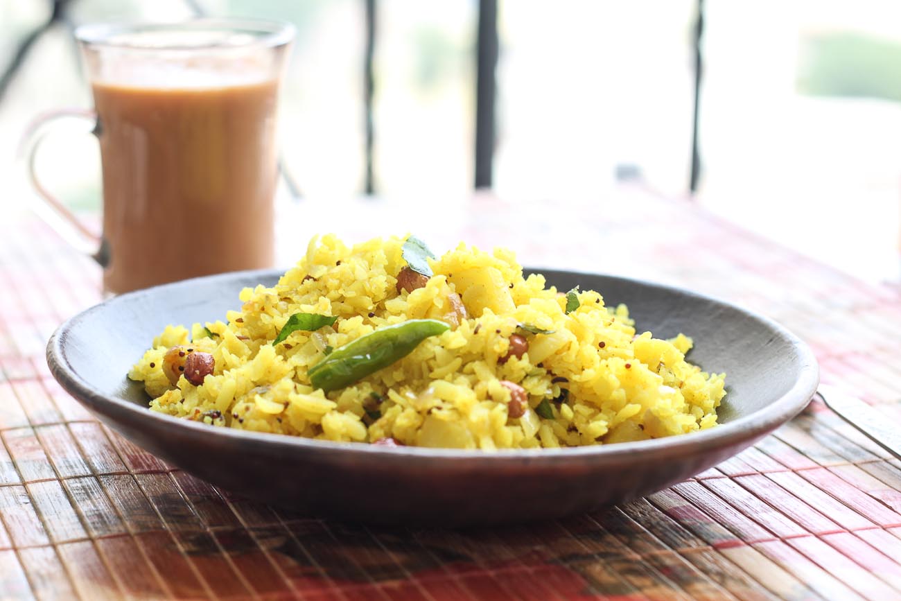 आलू पोहा रेसिपी - Savory Flattened Rice & Potato Breakfast (Recipe In Hindi)