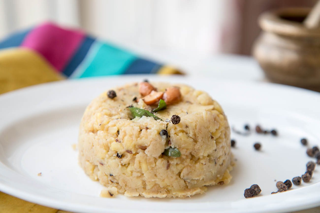 ओट्स वेन पोंगल रेसिपी - Oats Ven Pongal (Recipe In Hindi) ओट्स वेन पोंगल रेसिपी - Oats Ven Pongal (Recipe In Hindi)