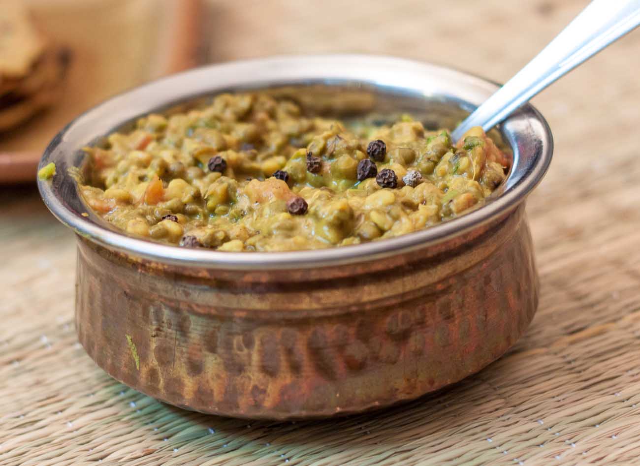 हरी मूंग दाल मखनी रेसिपी - Green Moong Dal Makhani (Recipe In Hindi)