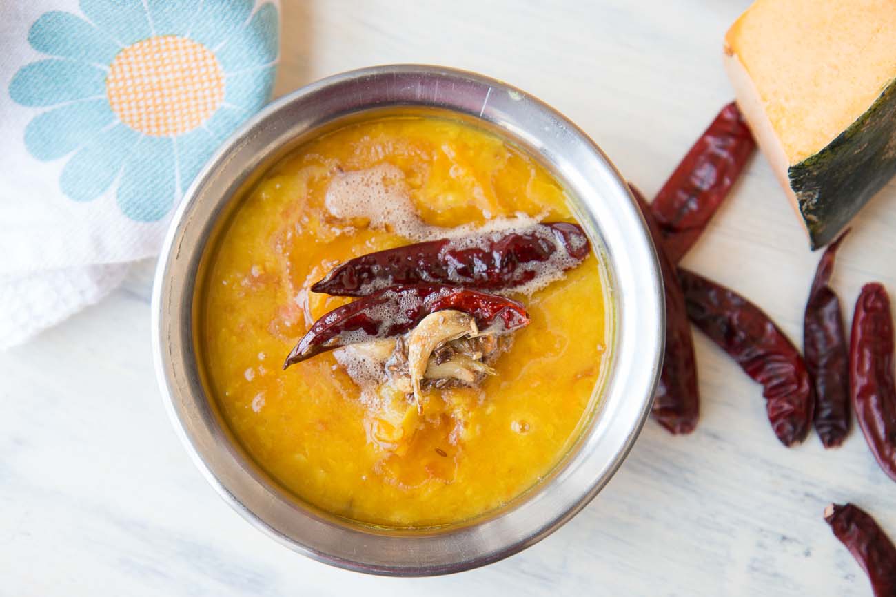 पम्पकिन दाल लहसुनि तड़के के साथ रेसिपी - Pumpkin Dal With Garlic Tadka (Recipe In Hindi)