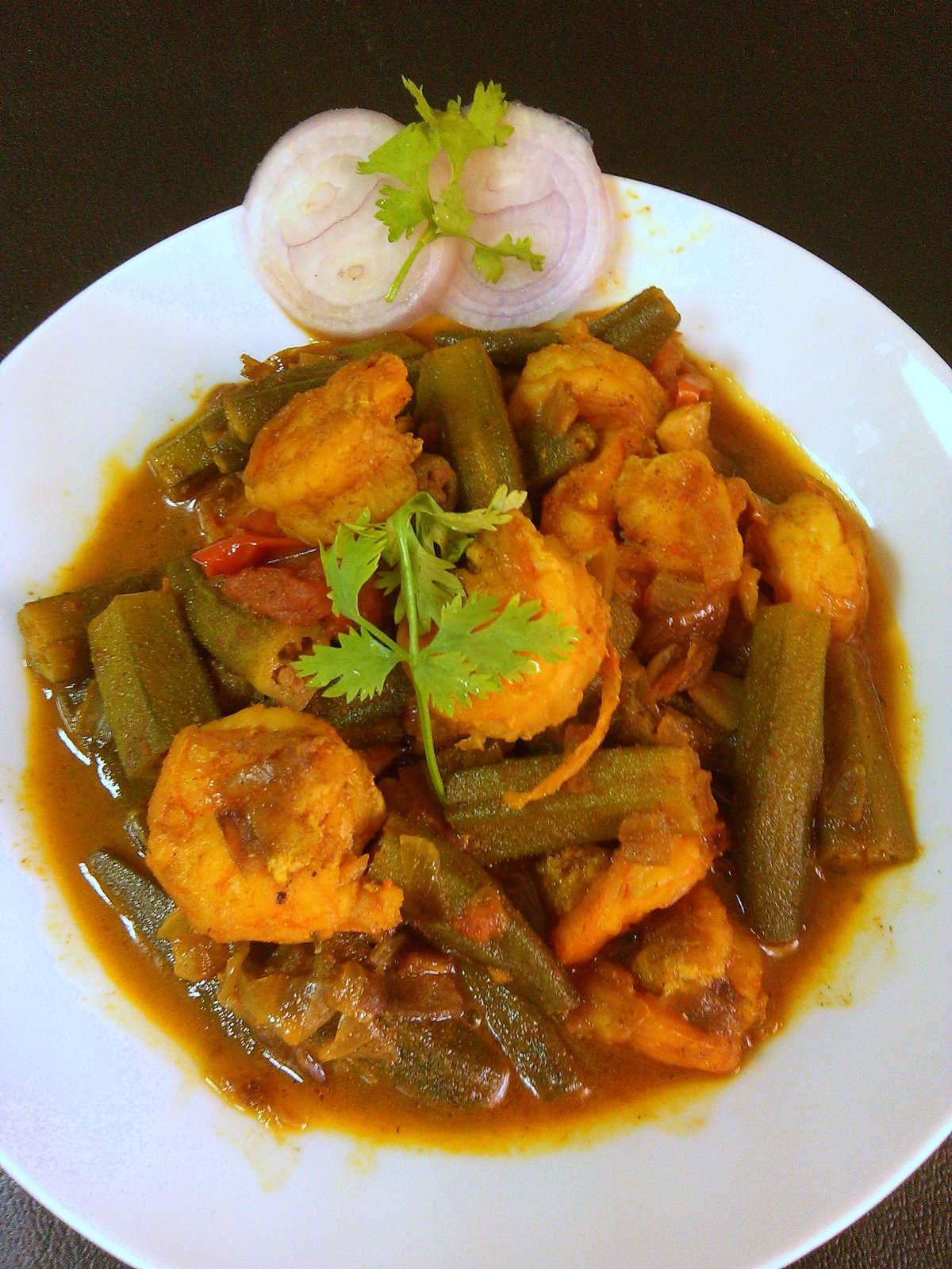 Dherosh Chingri Jhol Recipe (Bengali Style Prawn Curry With Ladies Finger)