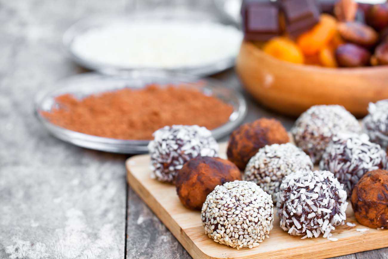 Dates Chocolate & Nut Balls Recipe (Energy Balls)
