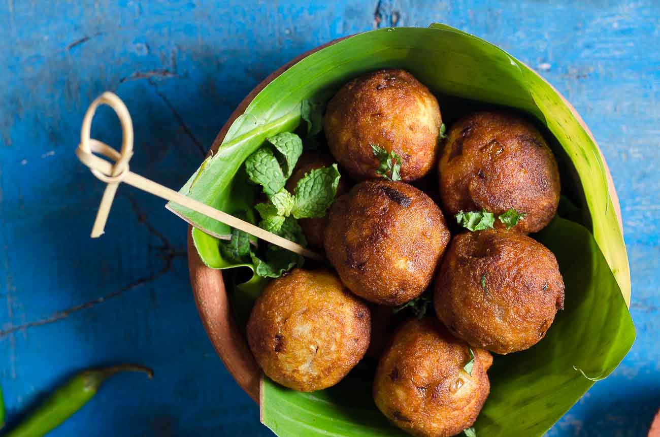 Healthy Maravalli Kizhangu Bonda Recipe - Spicy Tapioca Fritters