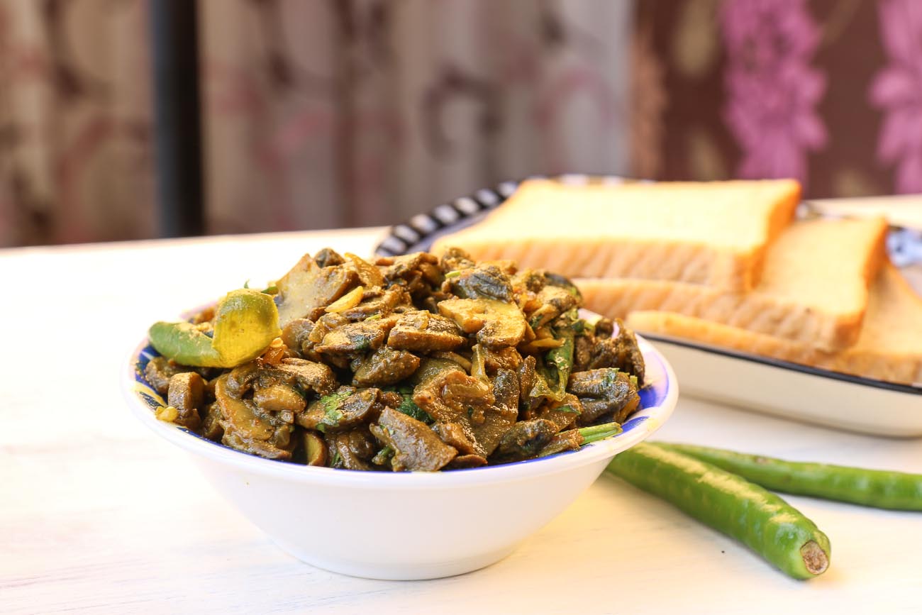 शिमला मिर्च और मशरुम की सब्ज़ी रेसिपी - Pepper Mushroom Stir Fry (Recipe In Hindi)